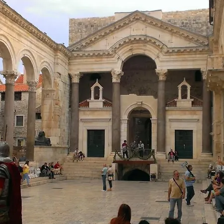 Apt With Patio In The Very Center Of Split * سبليت
