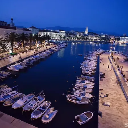 Apt With Patio In The Very Center Of Split شقة *