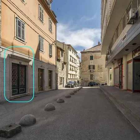 Apt With Patio In The Very Center Of Split شقة *